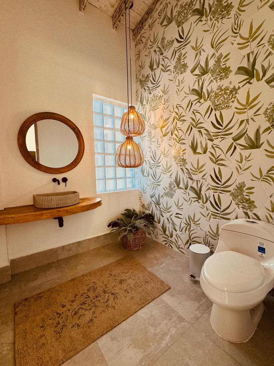 Baño social de Casa Vallejuelo, finca en Santa Fe de Antioquia