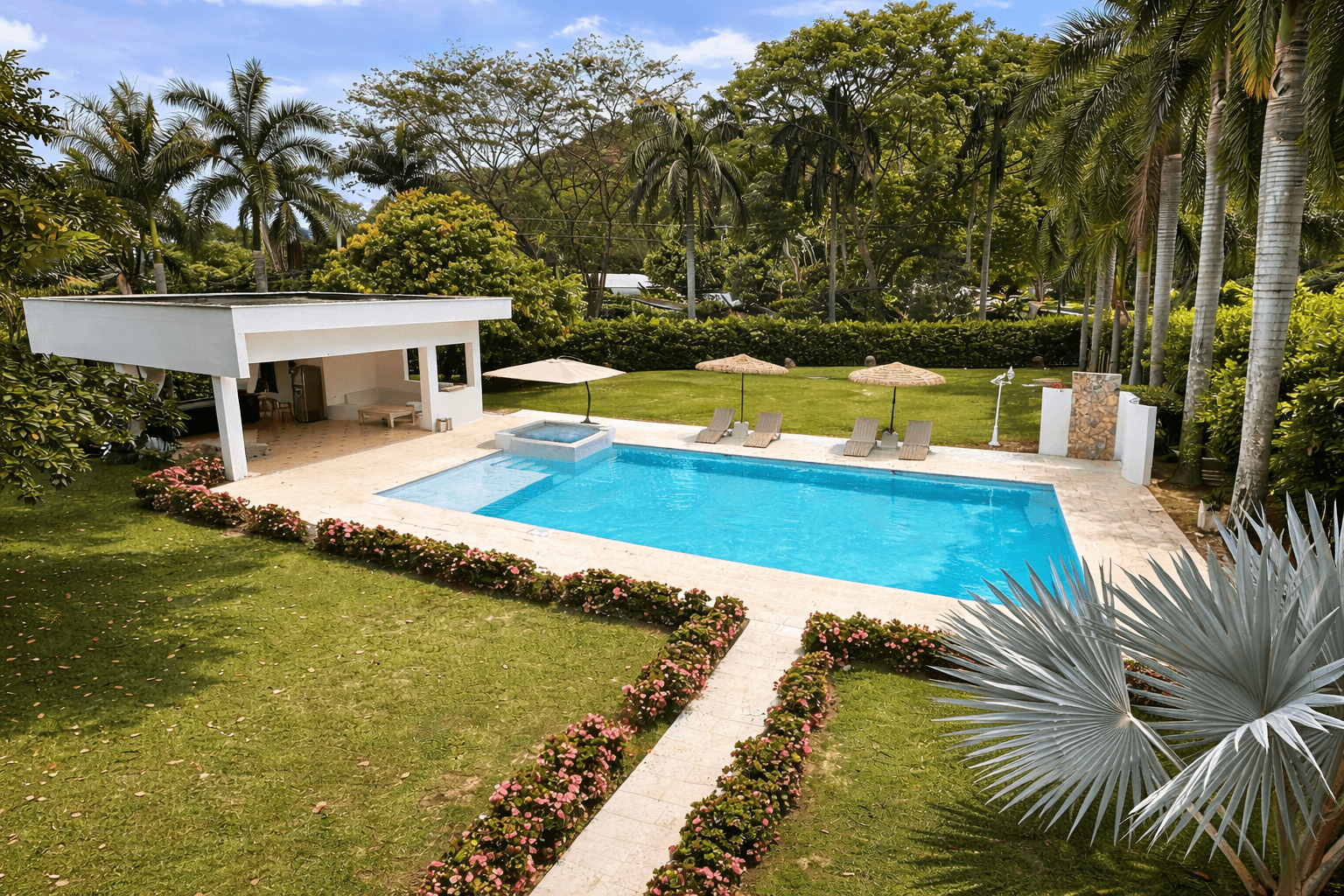 Piscina de 14×7 metros de Casa Vallejuelo, finca de lujo en Santa Fe de Antioquia