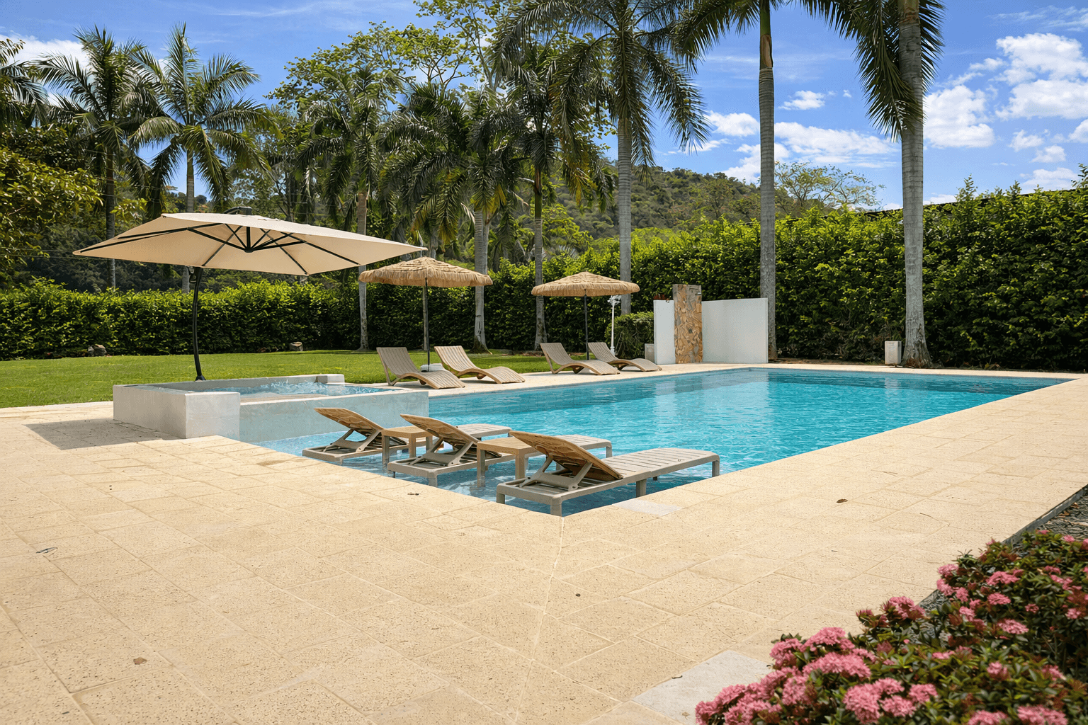Zona de piscina y jardines de Casa Vallejuelo, Santa Fe de Antioquia, Colombia