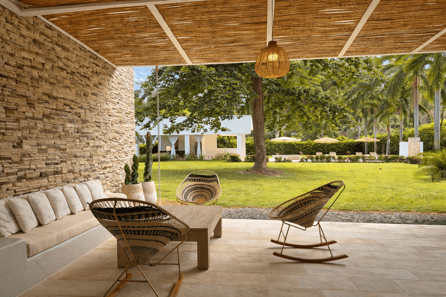 Sala terraza de Casa Vallejuelo con vista a los jardines
