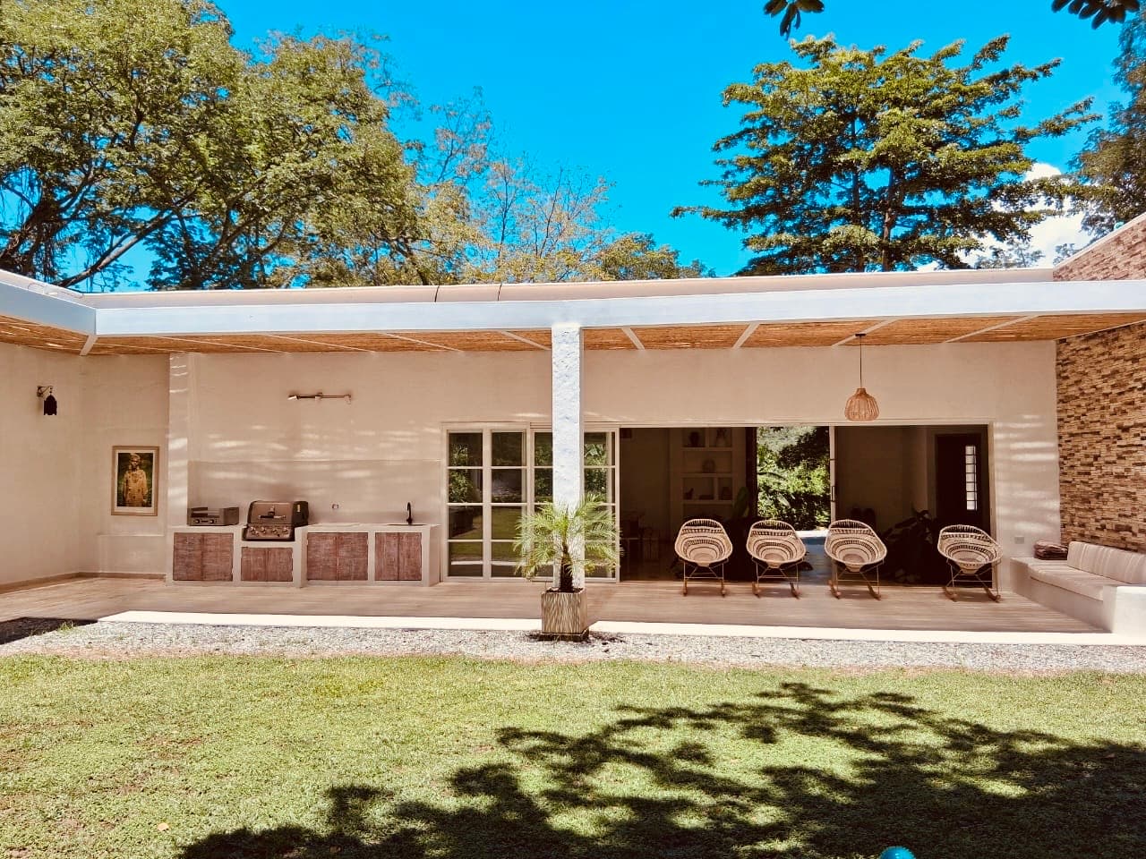 Terraza exterior de Casa Vallejuelo en lote de 4.000 m²